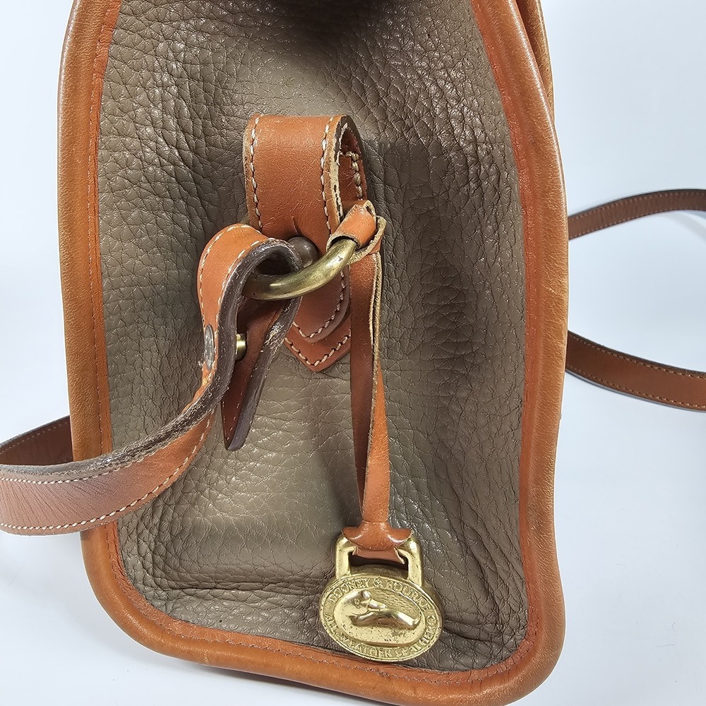 Vtg 90's Dooney & Bourke All Weather Leather Crossbody Bag Essex Flap Tan USA - Picture 8 of 16
